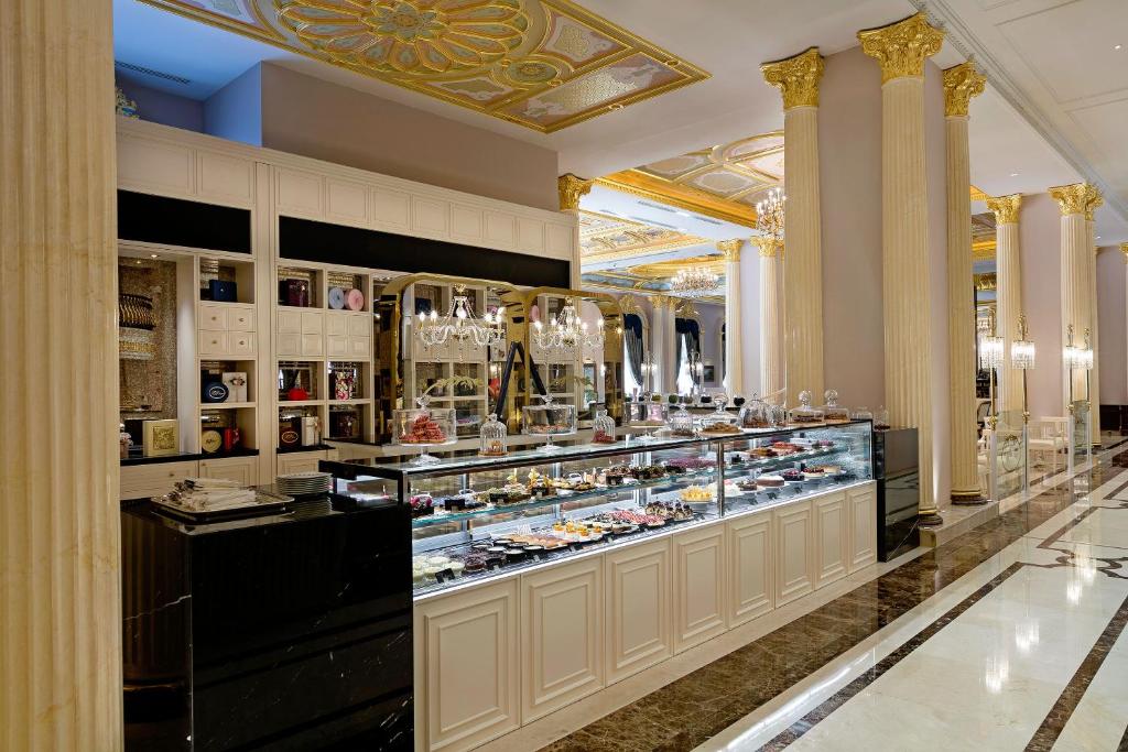 Eleganta konditoreja Titanic Mardan Palace ar izsmalcinātiem desertiem.