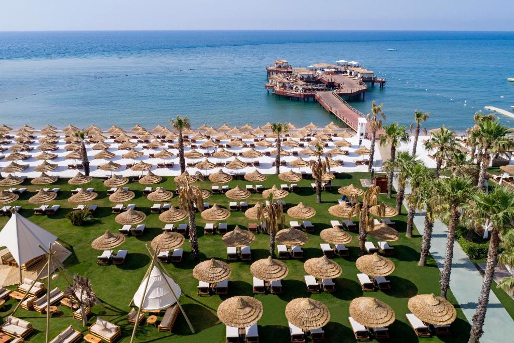 Skats uz pludmali un saulessargiem Titanic Mardan Palace
