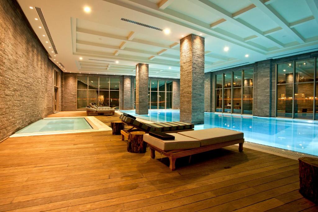 Kaya Palazzo Golf Resort iekštelpu baseins ar atpūtas zonu
