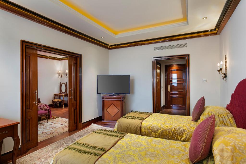 Numurs ar divām gultām viesnīcā Titanic Mardan Palace, eleganta apdare.
