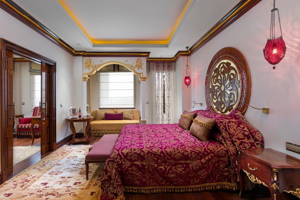 Eleganta numurs Titanic Mardan Palace ar izsmalcinātu interjeru un sarkanu aksesuāru.