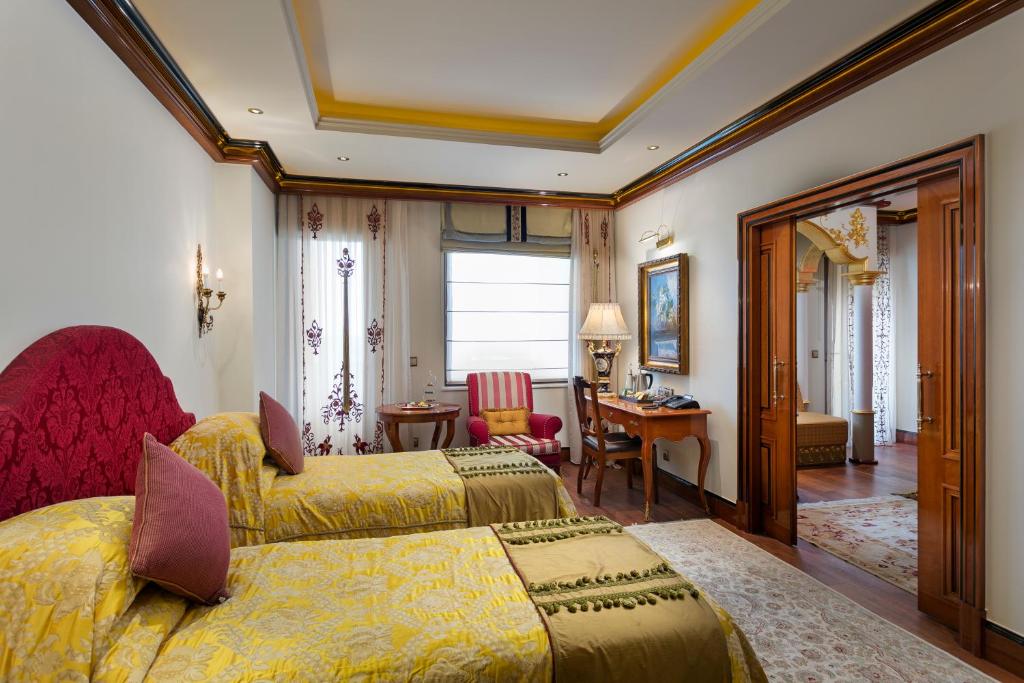 Divvietīgs numurs Titanic Mardan Palace ar elegantu interjeru un gaisīgu atmosfēru.