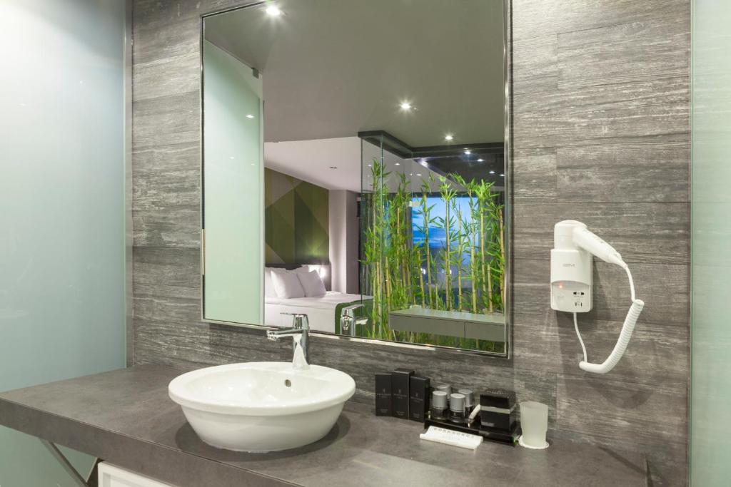 Mūsdienīgs vannas istabas skats ar izsmalcinātu izskatu Bosphorus Sorgun Hotel.