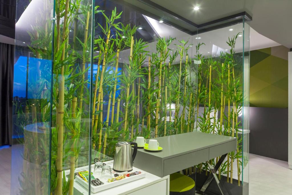 Mūsdienīga darba zona ar stikla sienām un bambusa augiem Bosphorus Sorgun Hotel