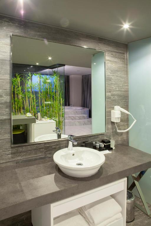 Mūsdienīga vannas istaba ar spoguli un bļodveida izlietni Bosphorus Sorgun Hotel