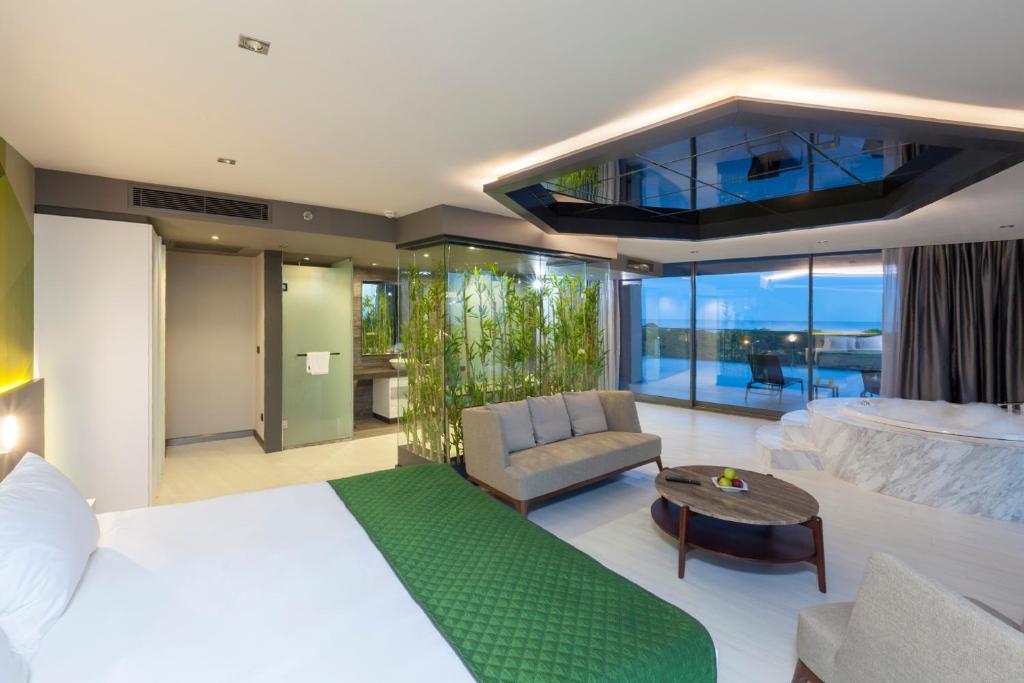 Mūsdienīgs numurs Bosphorus Sorgun Hotel ar skatu uz piekrasti.