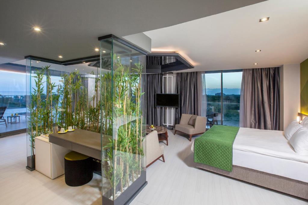 Mūsdienīgs numurs ar stikla sienām un bambusa dekoru Bosphorus Sorgun Hotel.
