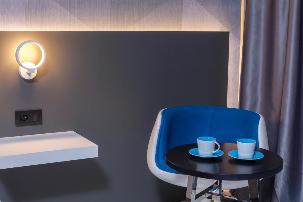 Mūsdienu interjers ar kafijas tasītēm Bosphorus Sorgun Hotel