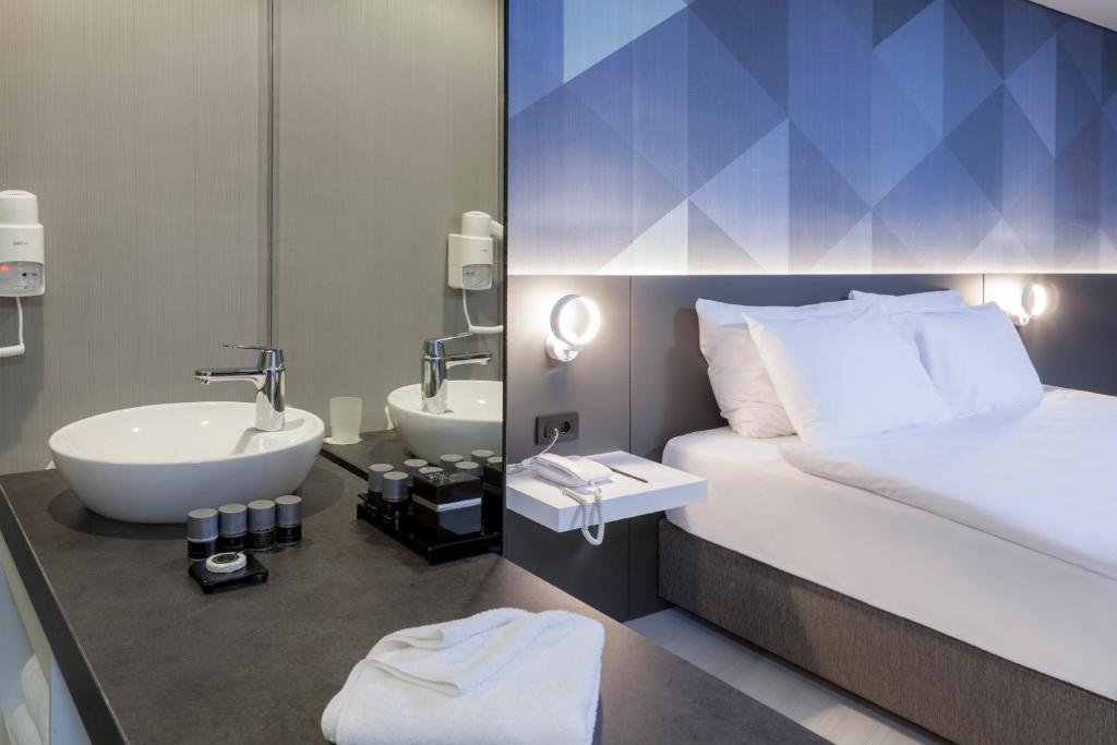 Mūsdienīgs numurs pie Bosphorus Sorgun Hotel ar elegantu vannas istabu un mūsdienīgu dizainu.