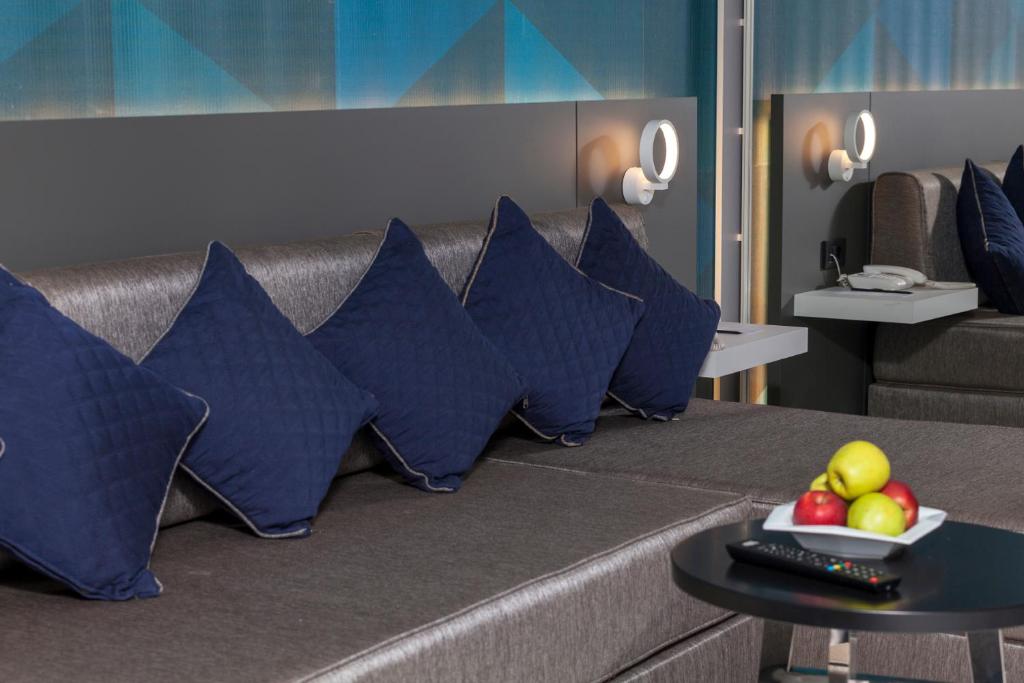 Mūsdienīgs viesnīcas numurs ar ērtām spilveniem Bosphorus Sorgun Hotel.