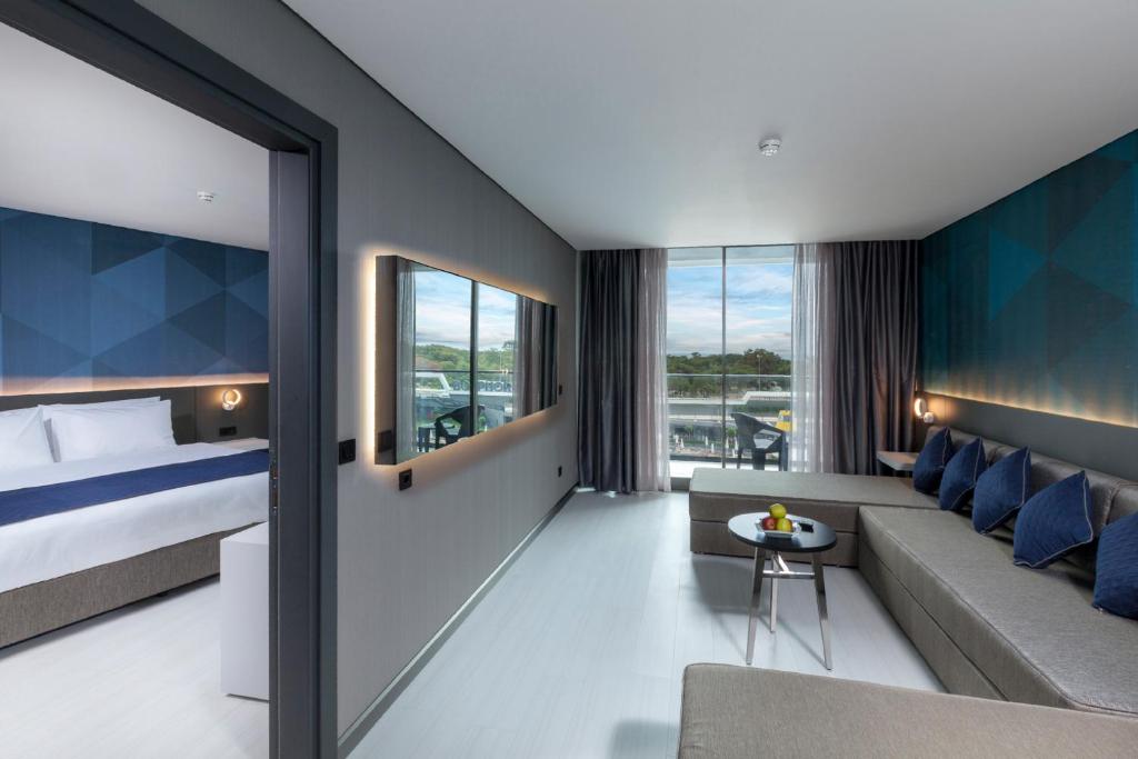 Moderna viesnīcas numura viesistaba Bosphorus Sorgun Hotel ar skatu.