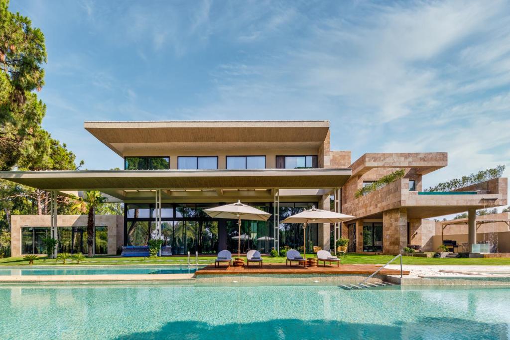 Mūsdienīga villa piekrastē ar baseinu, Kaya Palazzo Golf Resort