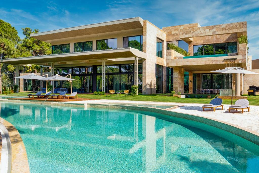 Kaya Palazzo Golf Resort izsmalcināta arhitektūra pie baseina