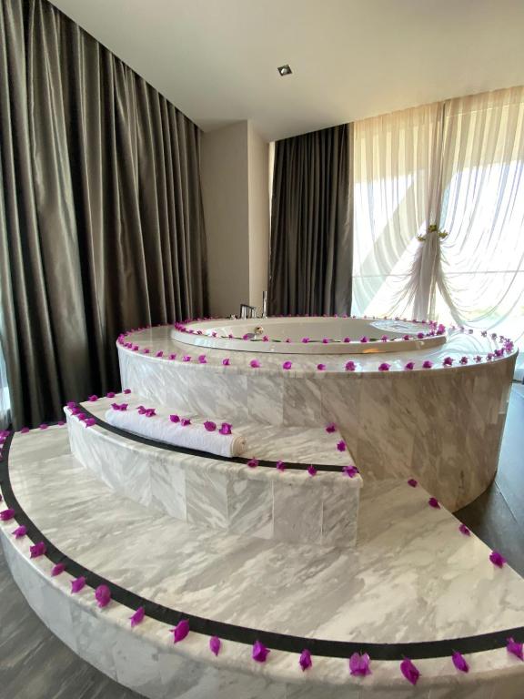 Privāta vannas istaba ar ziedlapiņām Bosphorus Sorgun Hotel
