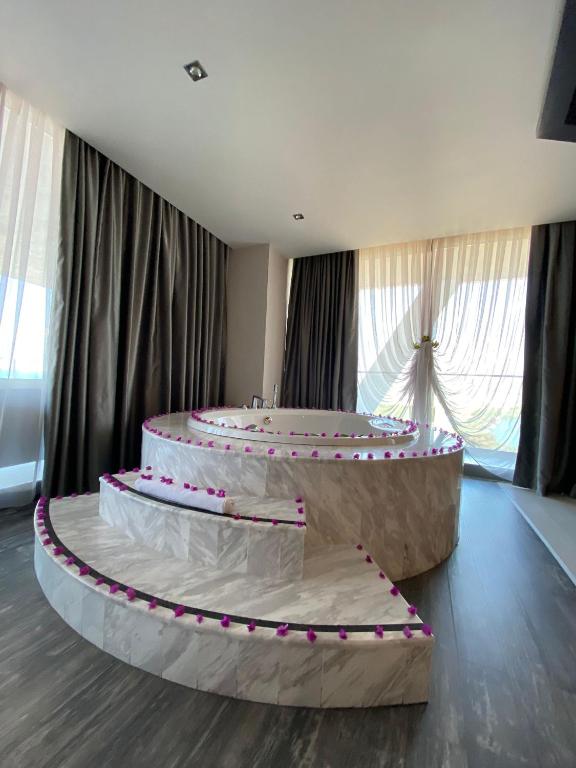 Bosphorus Sorgun Hotel greznā vannas istaba ar ziedlapiņām un lieliem logiem.