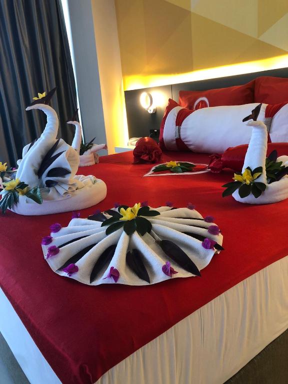 Bosphorus Sorgun Hotel romantiskā gulta ar dvieļu dekorācijām un ziediem