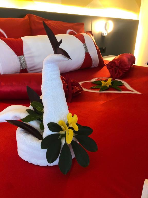 Skaista dvieļu svīte, dekorēta ar ziediem, Bosphorus Sorgun Hotel numurā.