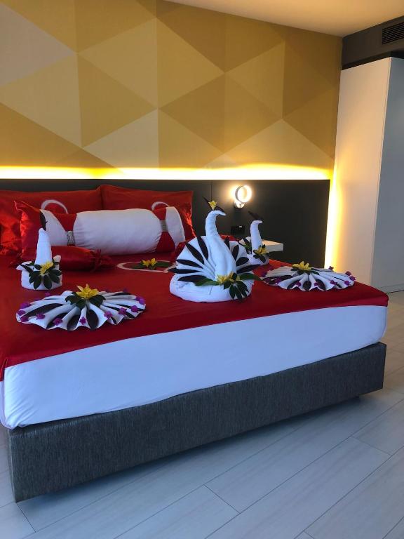 Mūsdienīgs numurs pie Bosphorus Sorgun Hotel ar dekoratīvām dvieļu figūrām.