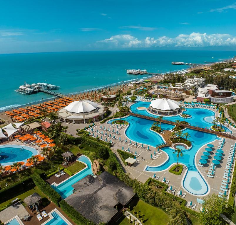 Kaya Palazzo Golf Resort baseins un pludmale piekrastē