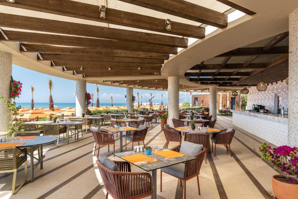 Aizraujoša āra restorāna skats pie Kaya Palazzo Golf Resort, piekrastē.