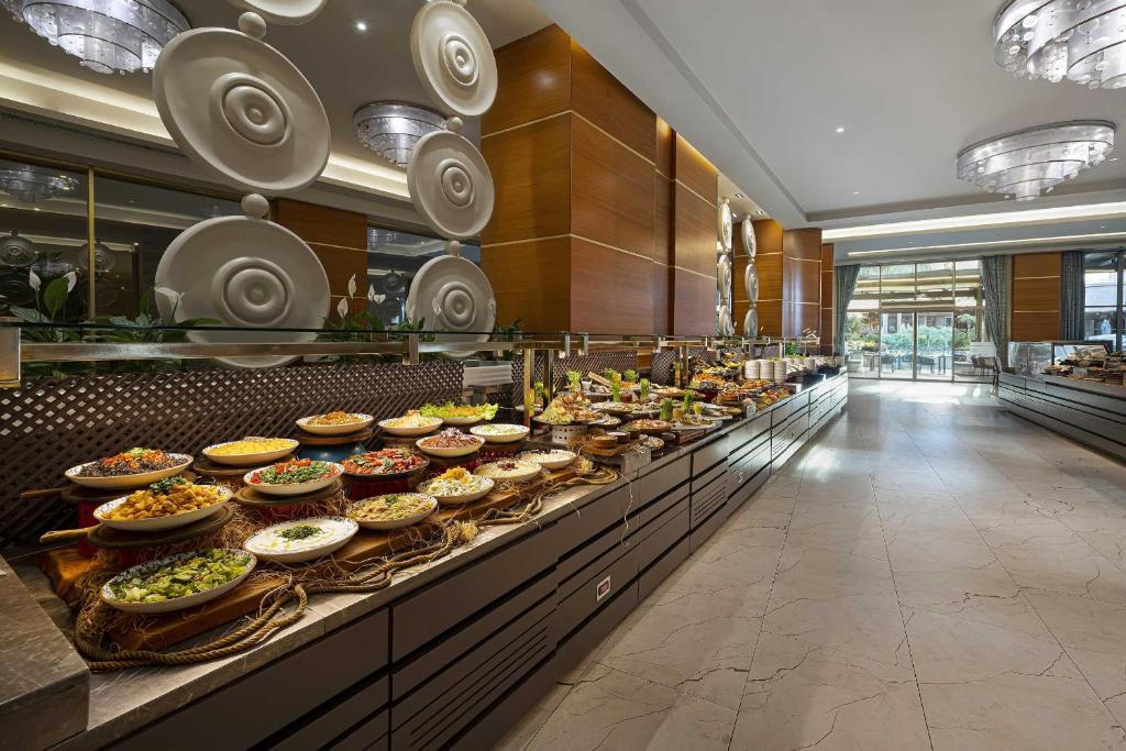 Kaya Palazzo Golf Resort bufetes galds ar dažādiem ēdieniem