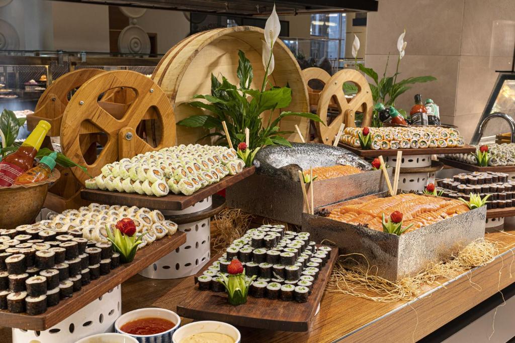 Sushi un laša bufete Kaya Palazzo Golf Resort