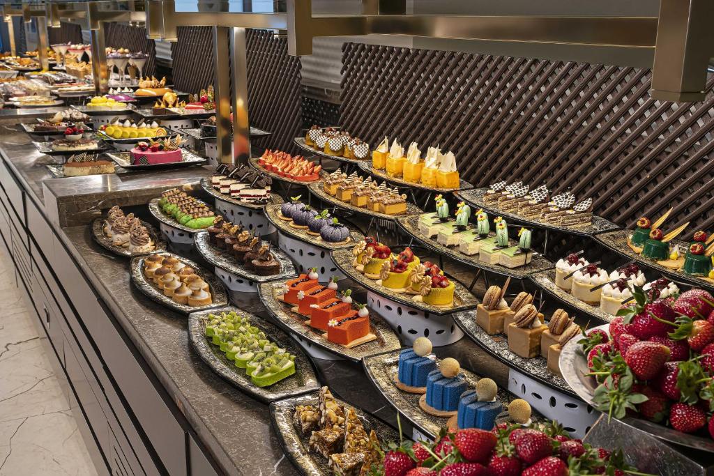 Deserta bufete ar dažādiem kūku un saldumu veidiem, Kaya Palazzo Golf Resort