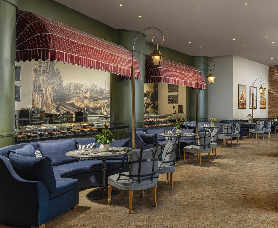 Kaya Palazzo Golf Resort elegants bārs ar mīkstām mēbelēm un gaismas elementiem