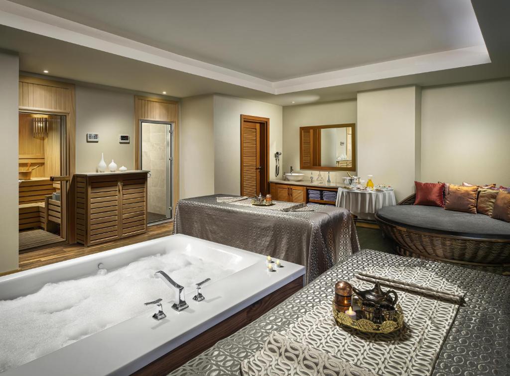 Luksusīgs spa numurs ar burbuļu vannu un saunu Kaya Palazzo Golf Resort.