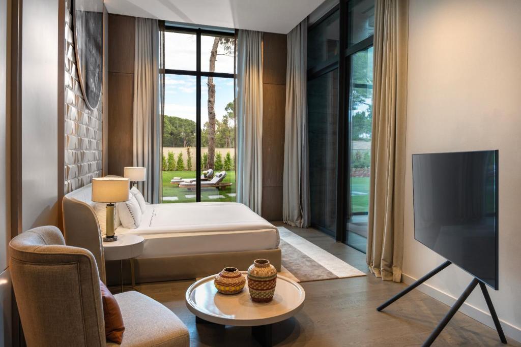 Mūsdienīgs numurs ar skatu uz dārzu hotelā Kaya Palazzo Golf Resort