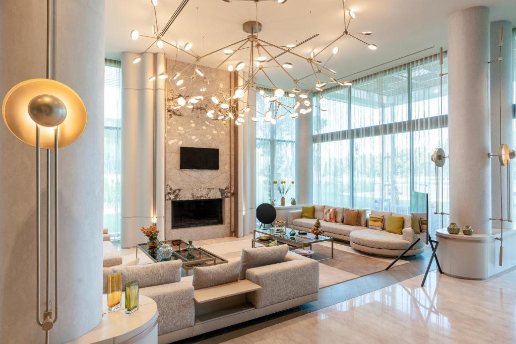 Mūsdienīgs viesnīcas Kaya Palazzo Golf Resort interjers ar elegantām mēbelēm.