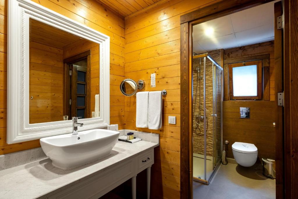 Moderns vannas istaba ar koka apdari Long Beach Resort