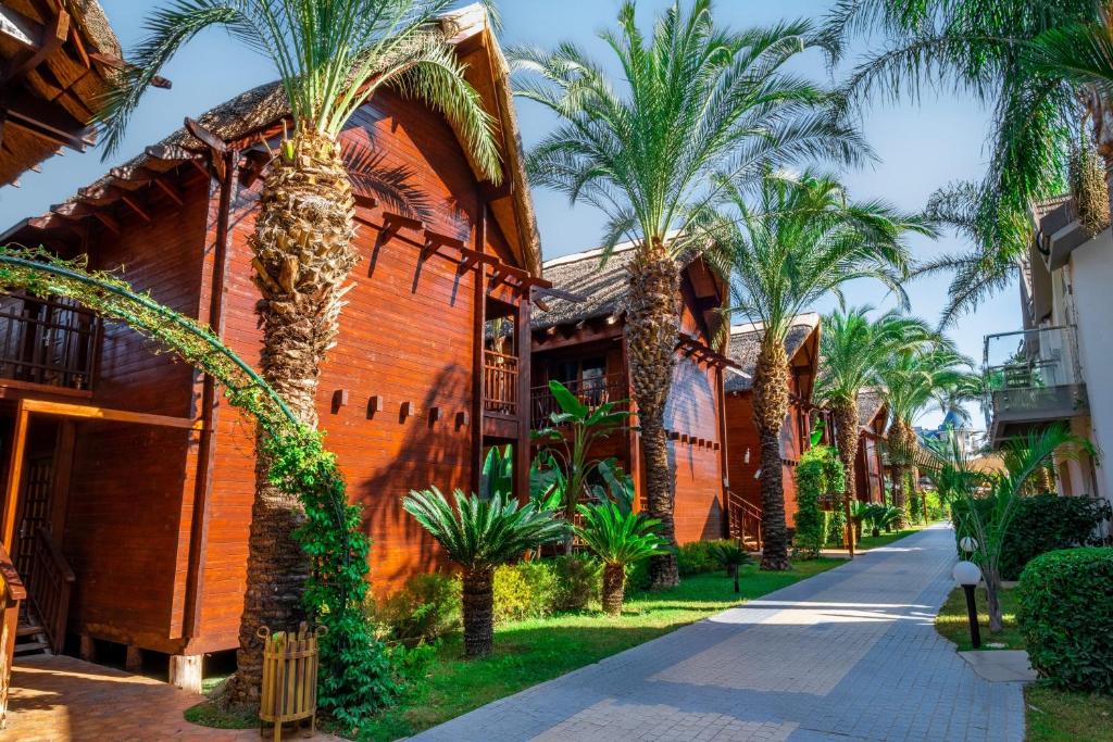 Viesnīcas Long Beach Resort koka numuri pie palmām