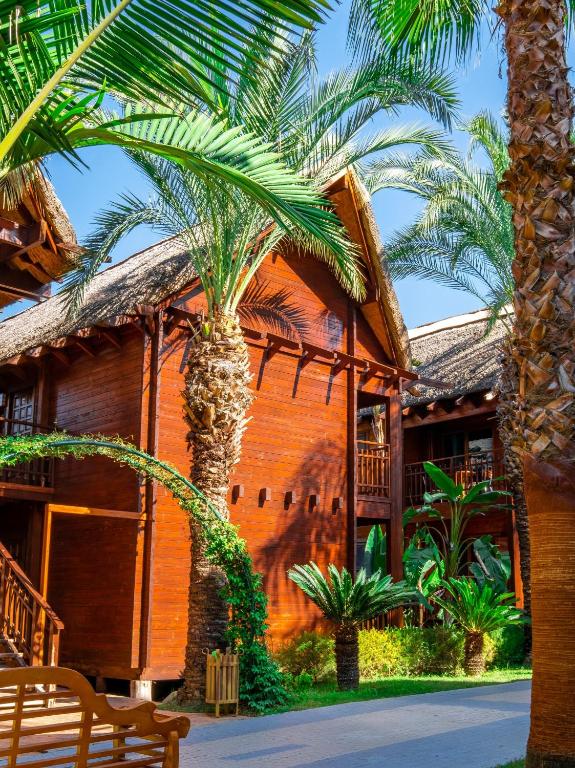 Tropu ainava ar koka mājām pie Long Beach Resort