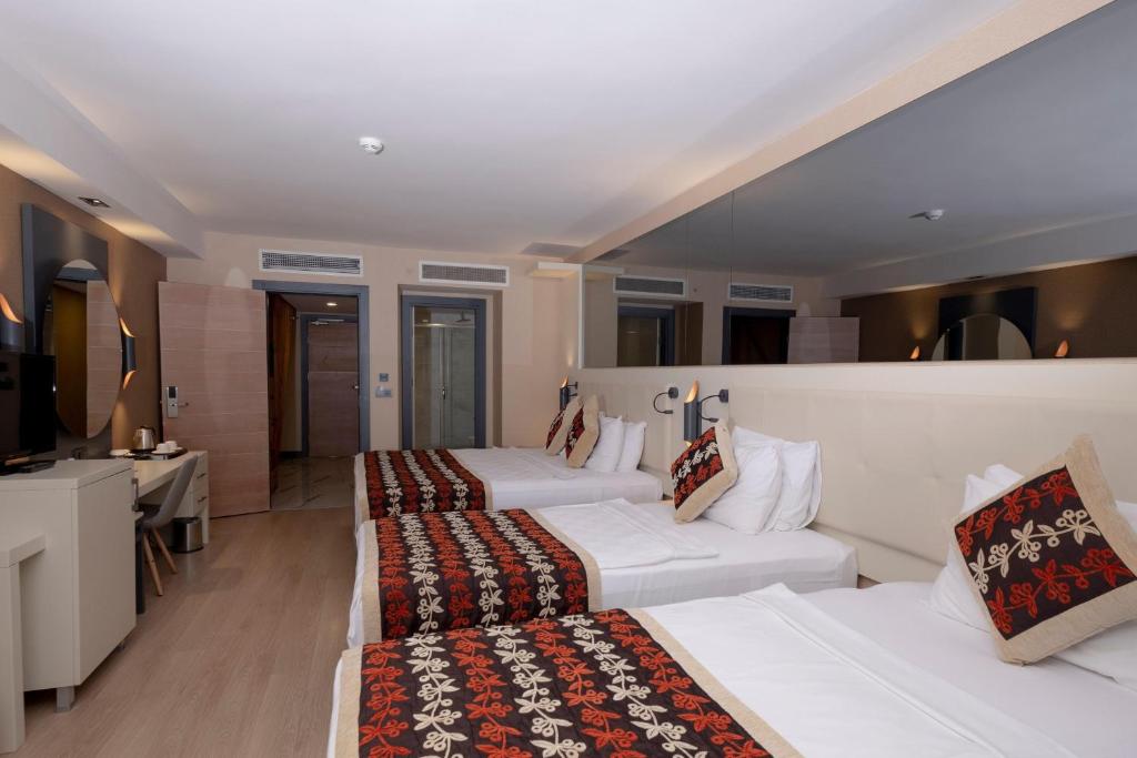 Trīs gultas numurā viesnīcā Long Beach Resort