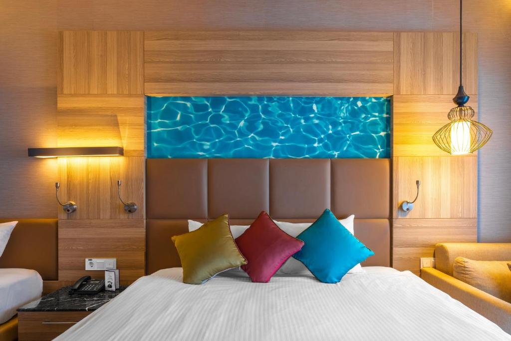 Mūsdienīgs numurs ar dīvānu un spilveniem, Long Beach Resort.