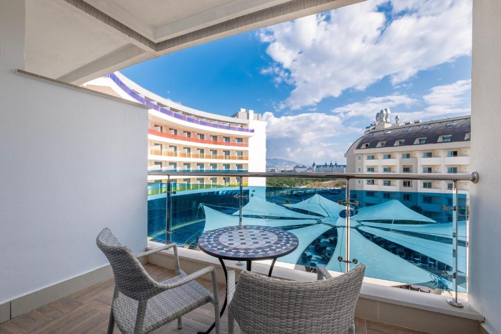 Skats no balkona ar galdu un krēsliem pie Long Beach Resort