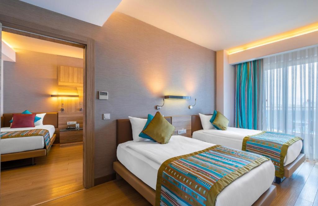 Divguļamā numura interjers ar modernām mēbelēm viesnīcā Long Beach Resort.