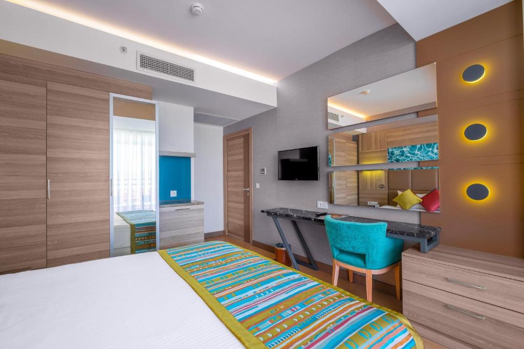 Mūsdienīgs numurs ar spilgtām krāsām un ērtu rakstāmgaldu Long Beach Resort.