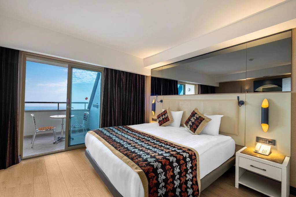 Moderns numurs ar balkonu un skatu uz jūru Long Beach Resort