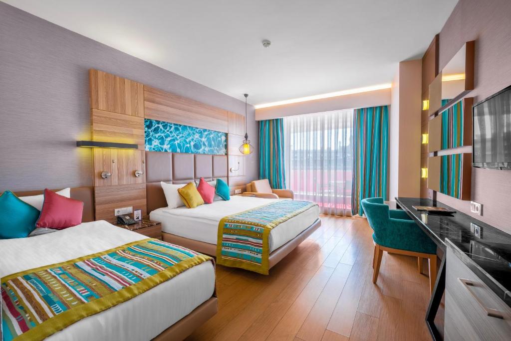 Mūsdienīgs numurs ar divām gultām Long Beach Resort, gaišs un ērts.