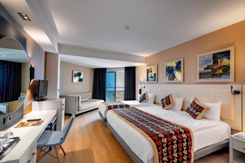 Moderns numurs ar divām gultām Long Beach Resort, gaišs un ērts interjers.