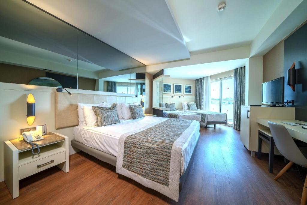 Numurs ar divām gultām un balkonu, Long Beach Resort
