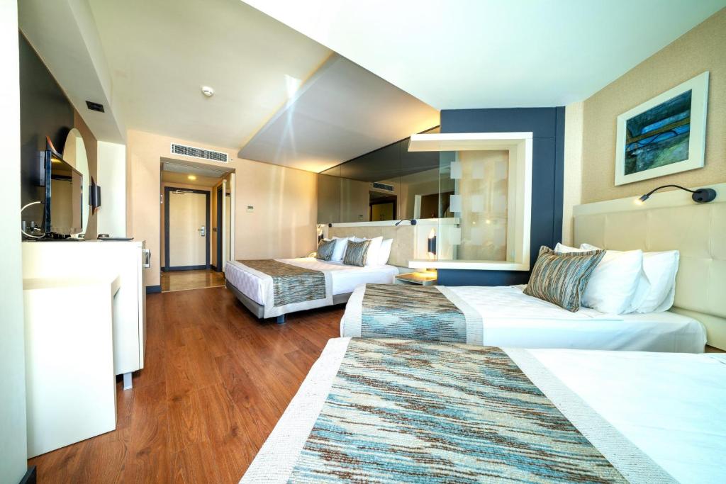 Numurs viesnīcā Long Beach Resort ar divām gultām un mūsdienīgu dizainu.