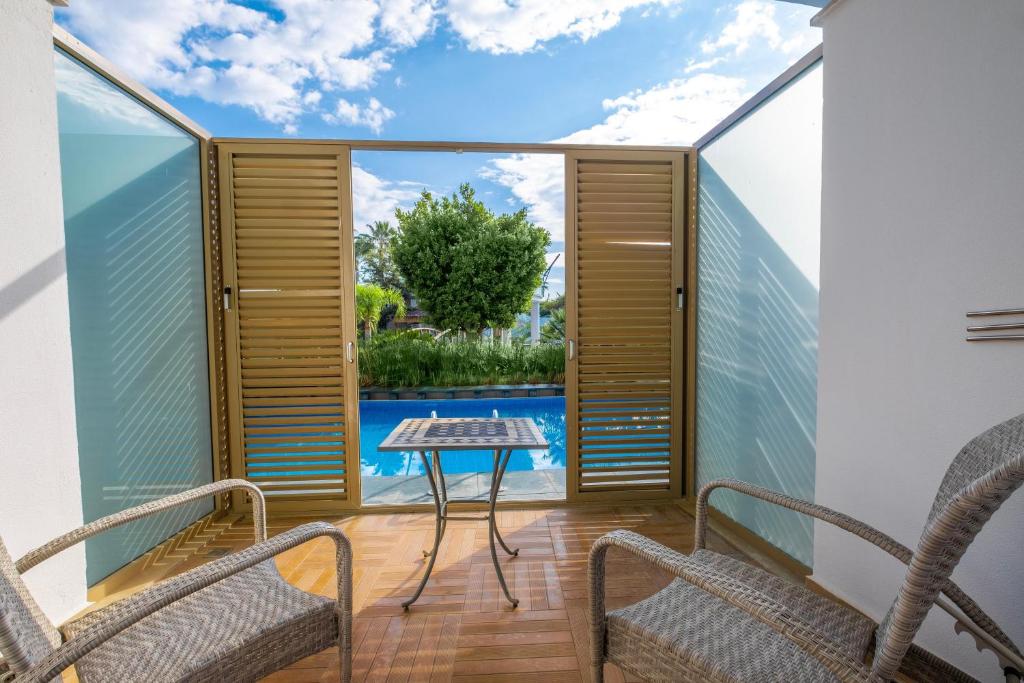 Skats no balkona uz baseinu pie Long Beach Resort.
