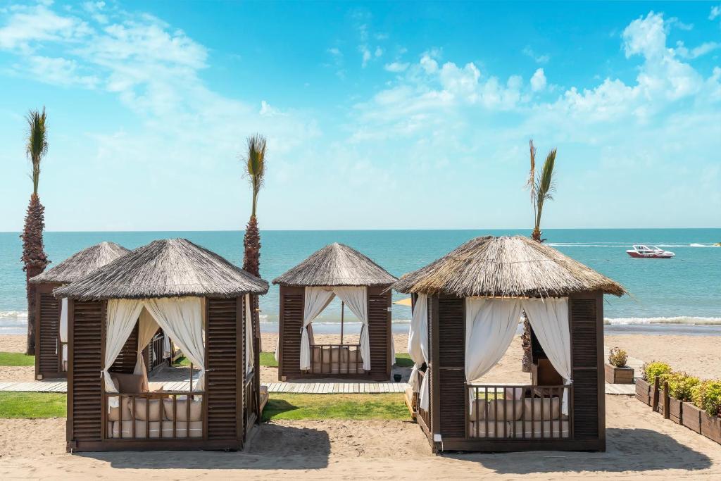 Kaya Palazzo Golf Resort pludmales kabīnes ar skatu uz jūru