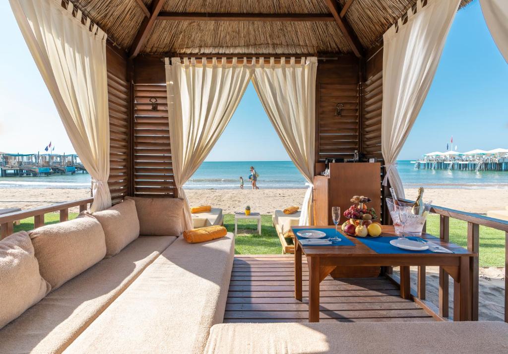 Kaya Palazzo Golf Resort pludmales kabīne ar skatu uz jūru