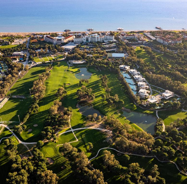 Skaists skats uz Kaya Palazzo Golf Resort un apkārtējo ainavu piekrastē.