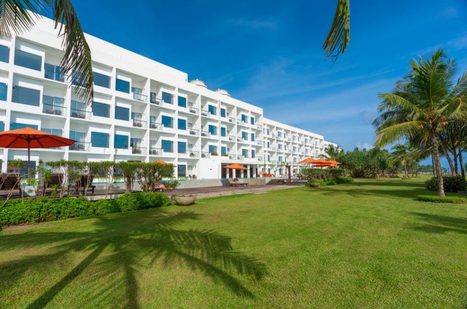 Citrus Waskaduwa viesnīca piekrastē ar palmu ainavu.