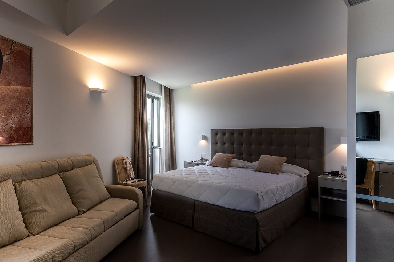 Rada Siri Hotel elegants numurs ar gultu un dīvānu